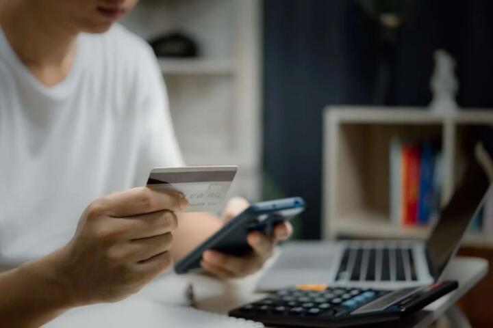 How to Use Credit Cards Without Going Into Debt