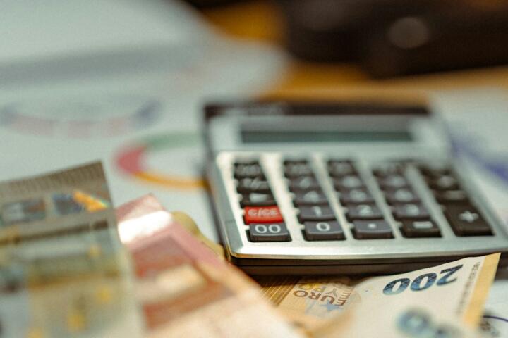 Monthly Budget Variance: Tracking Error Analysis